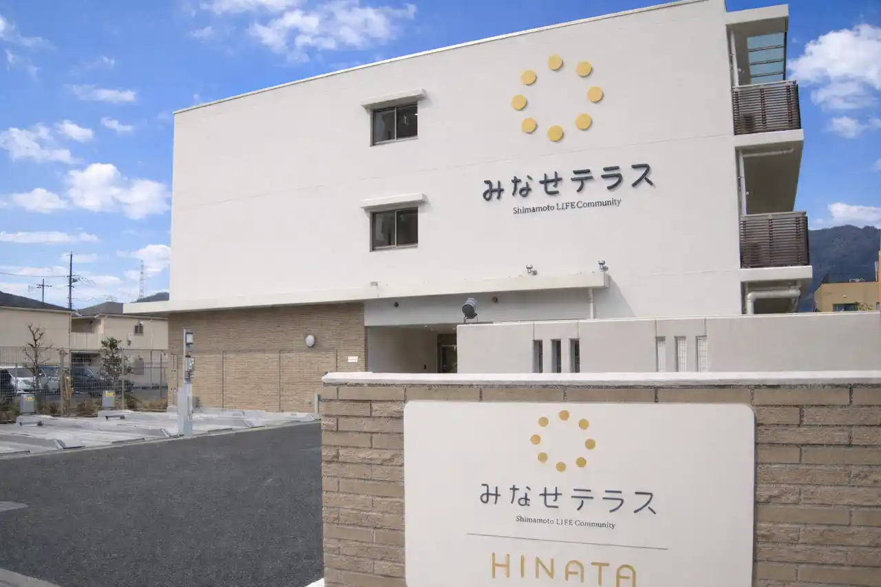 サービス付き高齢者向け住宅に併設する地域交流スペースのオープニングイベントを2026年2月1日に開催。餅まきや、ピアノコンサート、トークライブなど見どころ満載。