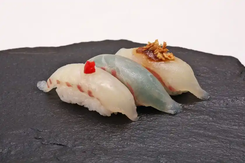 愛媛県産 活桜鯛食べ比べ三昧　煎り酒とカリ梅、桜の葉の風味、柚子胡椒で、愛媛県産 活桜鯛の三種の食べ比べ