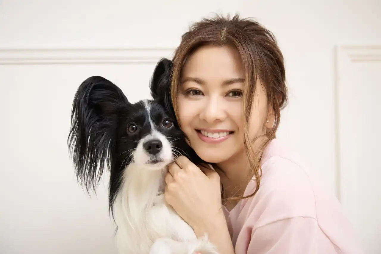 【株式会社クリエイティブヨーコ】 『ペットパラダイス』ブランドパートナー倉木麻衣さんによる秋の特別コラム「ベニート君との暮らしの中で」を特集ページで公開