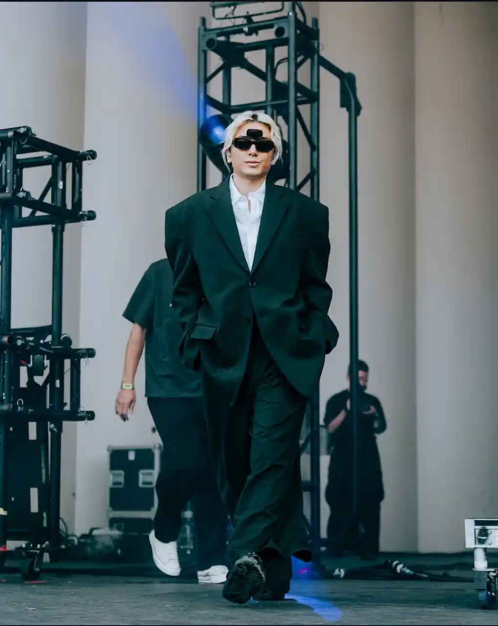 世界的アーティスト藤井風、米Lollapaloozaで IDEASWAM の “Third Eye Sunglasses” を着用