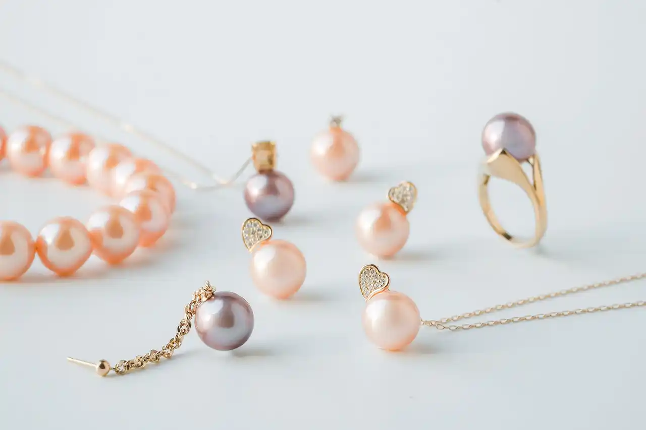 【株式会社WSP】 【Pearl for Life】稀少な大粒淡水ピンクパールの人気コレクション「Mauvette」に春限定の新作ジュエリーが登場