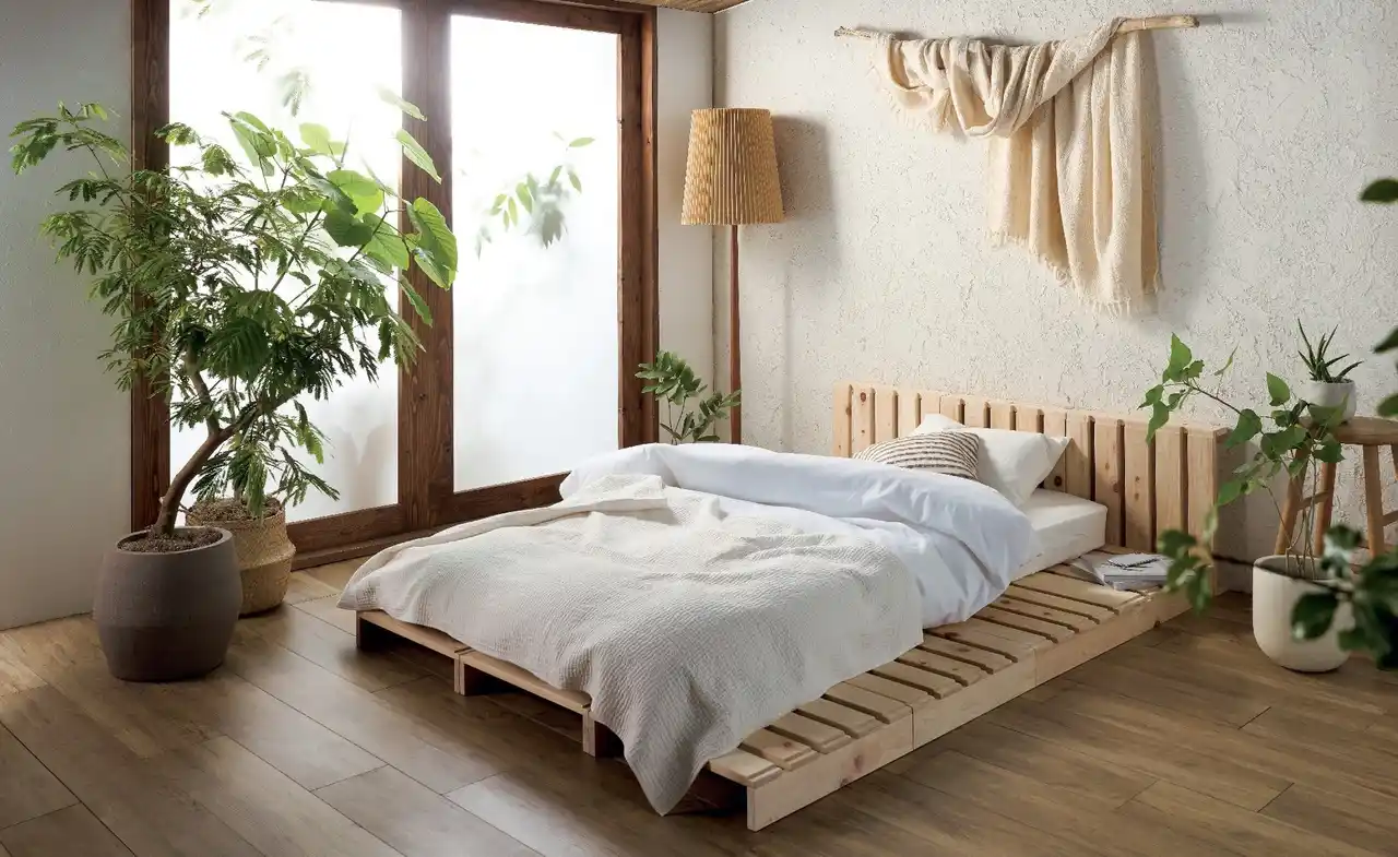 【株式会社dinos】 岡山県産ひのき間伐材を活用！ライフスタイルの変化に合わせて組み替えられるパレットベッドが誕生