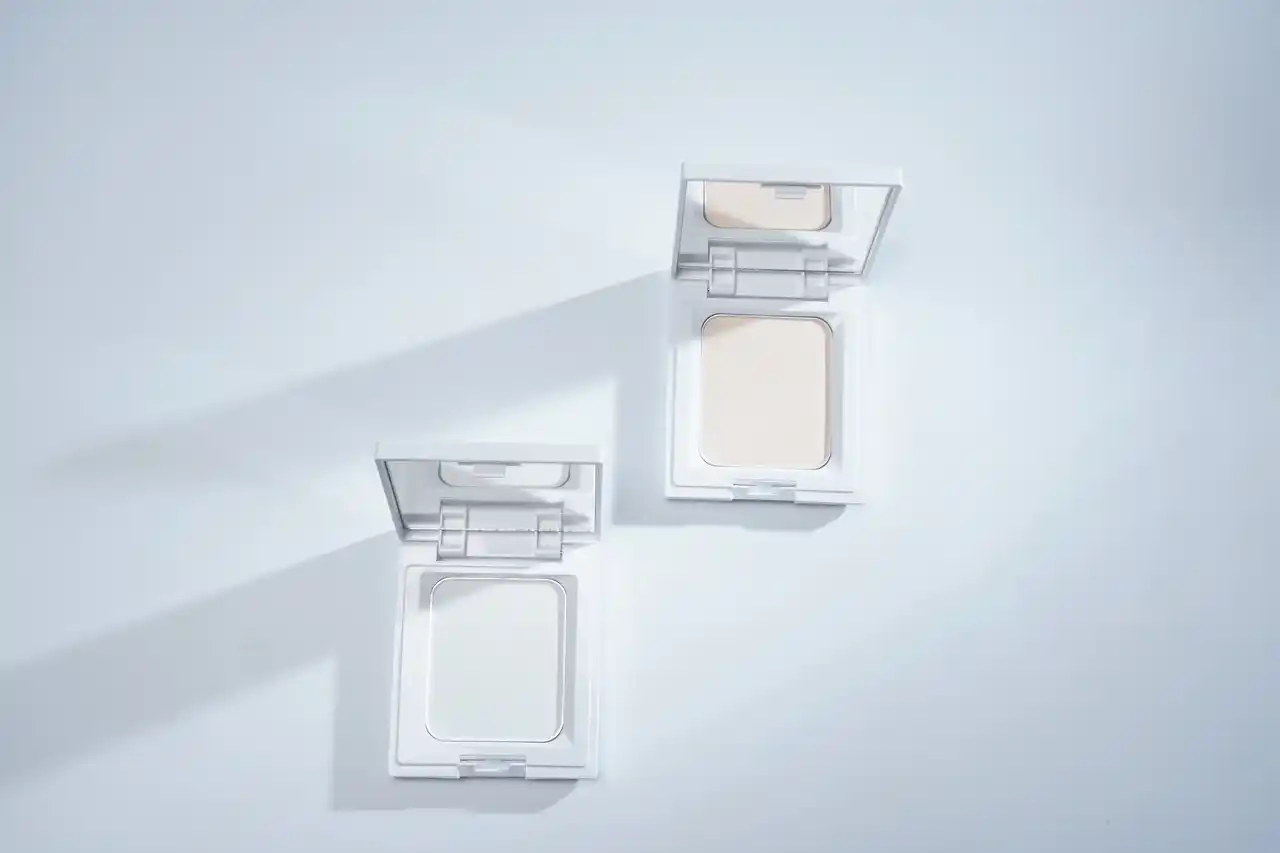 総フォロワー100万人、美容化学者「かずのすけ」開発セララボより｜春夏の毛穴目立ち・皮脂テカリ・メイク崩れに応えるフェイスパウダー、復刻リニューアル＆完全新作を同時発売