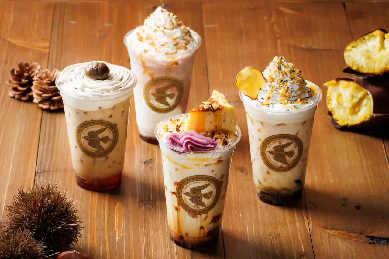 【株式会社庫や】 【チーズガーデン】ひと足先に秋の訪れを感じられるオータムカラーのスイーツドリンク　和素材＆甘酸っぱいカシスで楽しむ『Autumn Sweets ~栗&芋~』発売