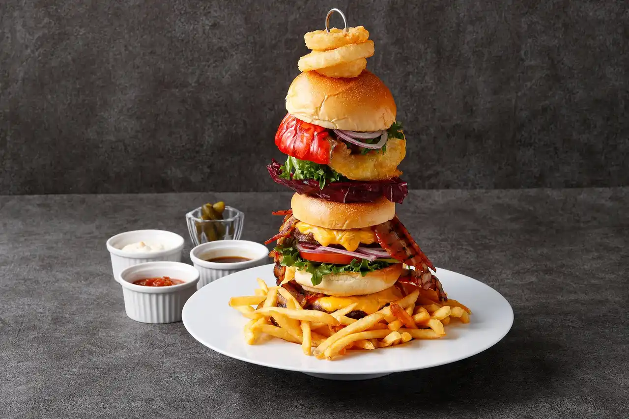 【ホテル インターコンチネンタル 東京ベイ】 「ゴージャスタワーバーガー」が新登場