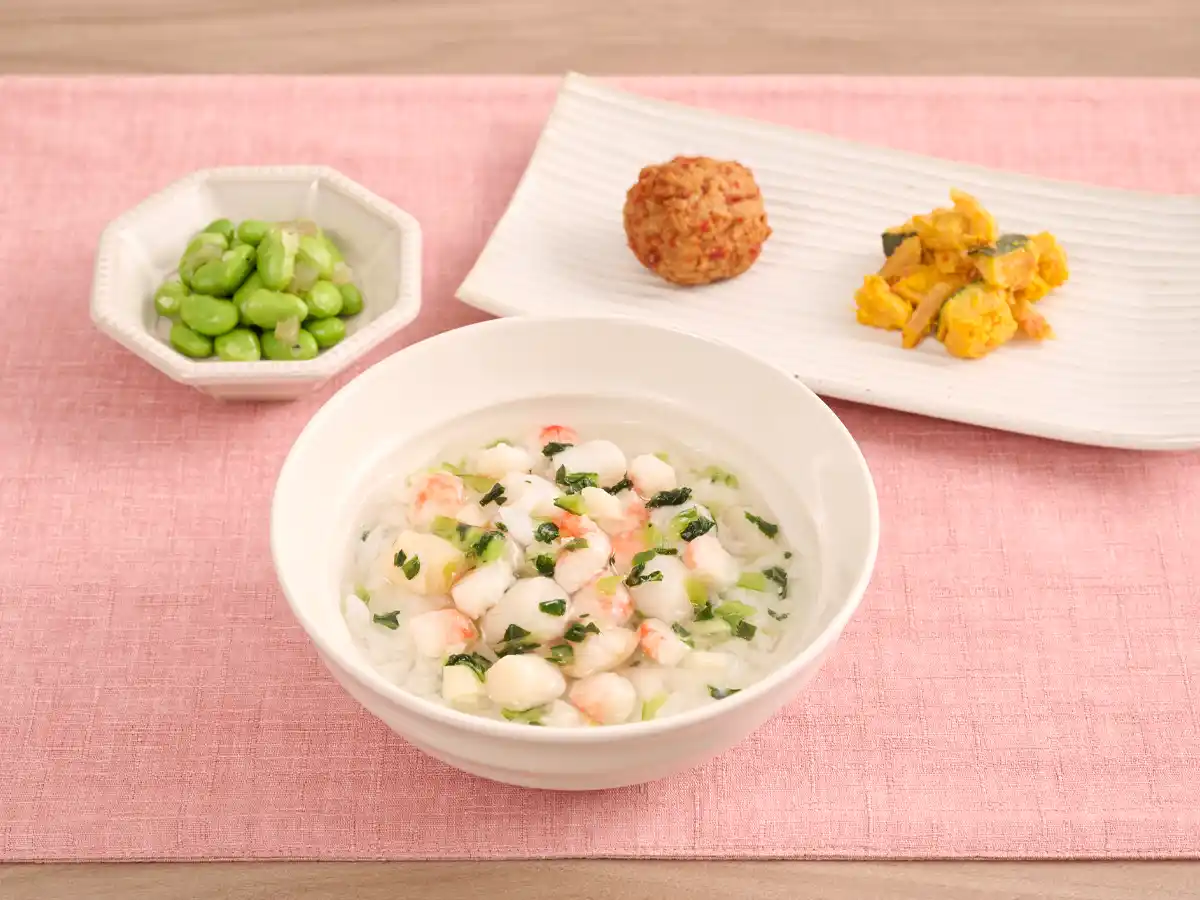 【ナッシュ株式会社】 鶏の旨みが溶け込んだやさしい味わいの「鶏だしの中華がゆ」が8月19日（火）に新登場