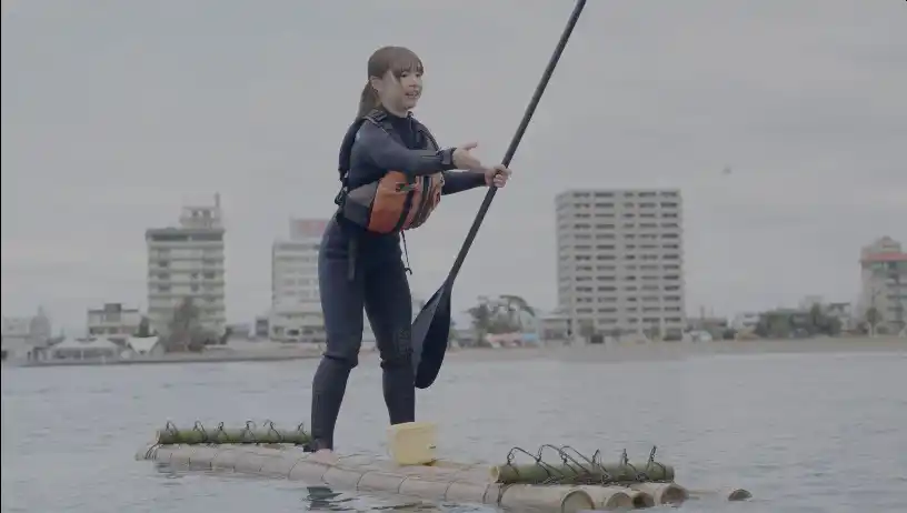 【ソーシャルアクションネットワーク】 「海草アマモ」の種を、SUPで海上から種まき！浜名湖を取り囲む2市（浜松市・湖西市）で実施し、アマモ再生への思いをたすきに書いてリレーを行いました！