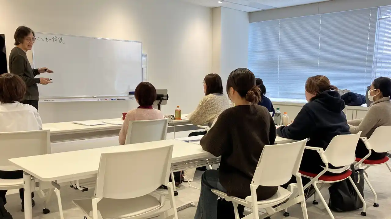 【株式会社ポピンズ】 独自の受験対策講座により、ポピンズ社内の保育士試験合格者数が500名を突破！