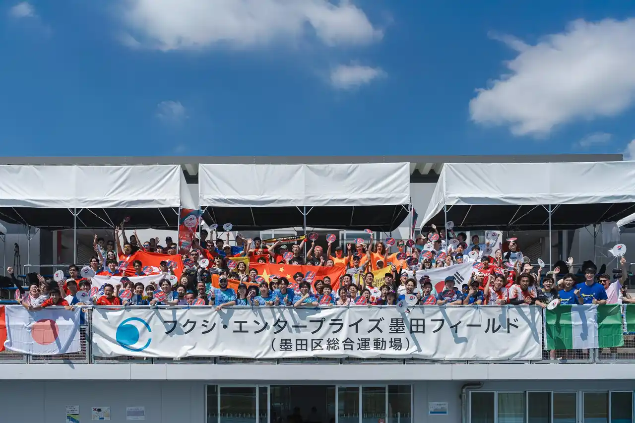 W杯開催の記念と感謝。日本YOU.FO協会がフクシ・エンタープライズ墨田フィールドへ大会集合写真を寄贈