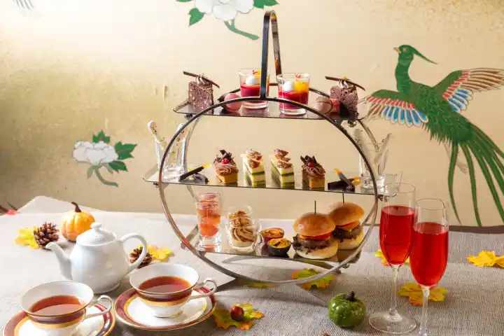 【明治記念館】“11/1~11/30・完全予約制 ラウンジ/ダイニング「kinkei」で秋限定Autumn Afternoon Tea(7,500円・税サ込)を開催!” 秋らしい趣深い午後のひと時を