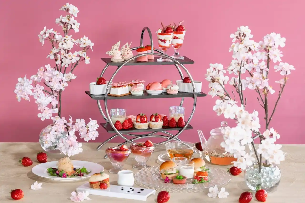 【４種の国産苺を食べ比べ】Quattro Strawberry Afternoon Tea Set ～春めくストロベリー～