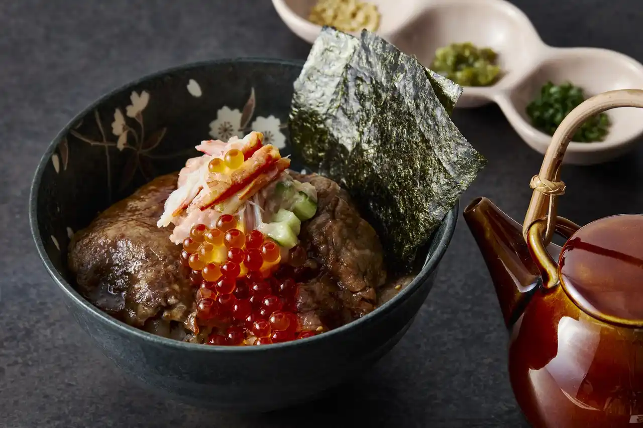 【株式会社ベイクルーズ】 黒毛和牛×蟹いくらの贅沢競演「黒毛和牛すきやき海鮮丼」3月16日（月）より販売開始