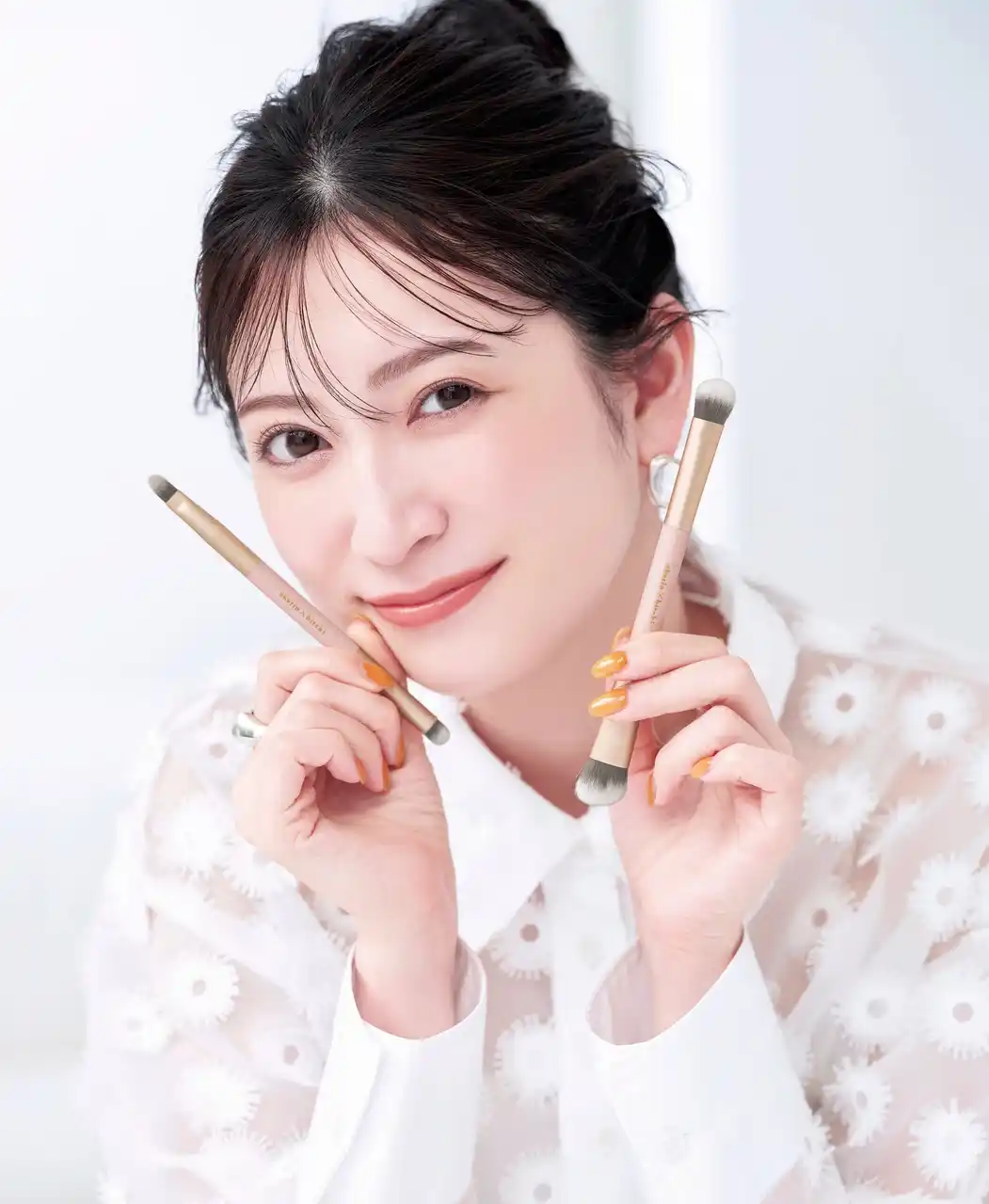 【株式会社小学館】 これ感動するほど使えます！ 吉田朱里さん監修の神マルチなメイクブラシが『美的』10月号についてくる
