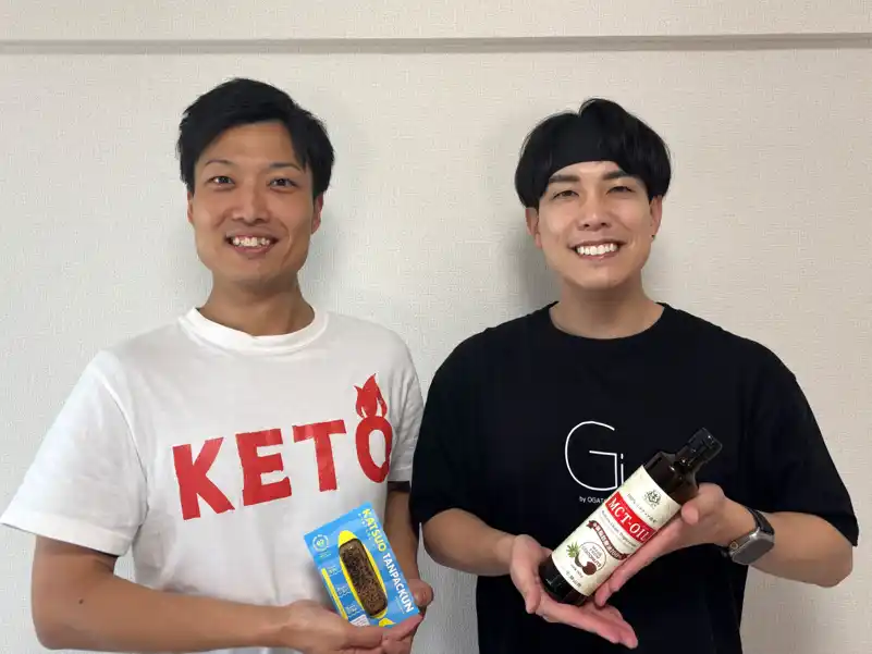 【勝山ネクステージ株式会社】 登録者160万人×MCTオイル国内販売実績NO.１が“本気の健康改革”に挑む！体が硬くて困っている人をゼロにしたい「オガトレ」と、  30kg減を実現した食の専門家「KETO先生」が初コラボ。