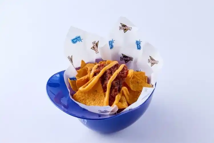 【ジャパンフリトレー株式会社】 「ドリトス」「横浜DeNAベイスターズ」のオフィシャルコラボフードに新バリエーションが登場！『ドリトス ベイスターズナチョスHOT Ver.』2025年8月26日(火)から横浜スタジアムで期間限定発売