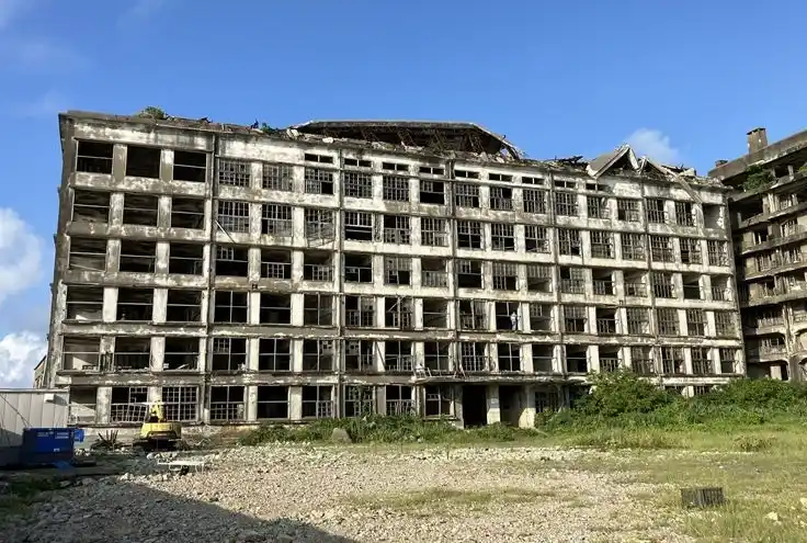 【高松グループ】東興ジオテック端島（軍艦島）整備事業における 70 号棟での補修試験施工に参加