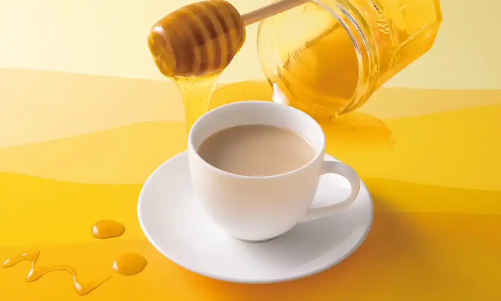 【ユーシーシーフードサービスシステムズ株式会社】 自然の恵みと伝統技が織りなす、特別な一杯。日本蜜蜂のはちみつを、こだわりのミルク珈琲に添えた『日本蜜蜂のはちみつミルク珈琲』10月22日に期間限定発売！