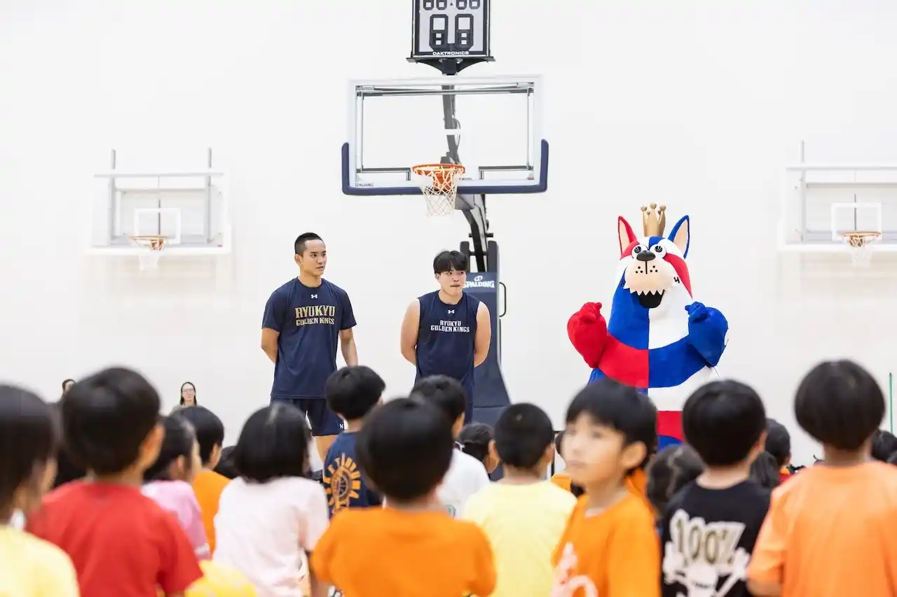 【琉球ゴールデンキングス】 沖縄アリーナ社主催「沖縄市民子どもスポーツ教室」に#17 崎濱秀斗選手、#30 平良宗龍選手が参加しました