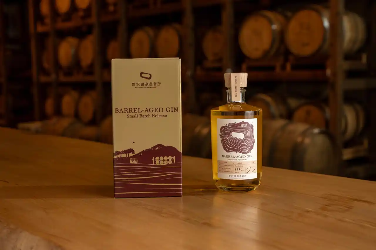 【Nozawa Onsen Distillery株式会社】 限定450本、長野県のワイン文化と共に生まれた熟成ジン”Barrel Aged Gin Small Batch Release 002”