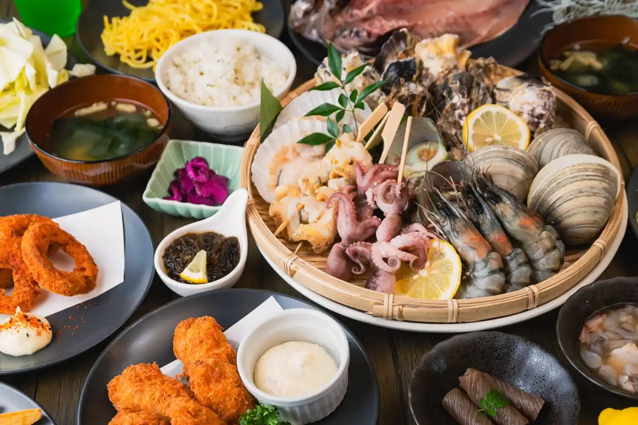 【ウッドデザインパーク株式会社】 【日本最大級の牡蠣小屋×リゾートグランピング】“本来、交わらない贅沢が、ここで重なる。”好評につき期間延長｜ウッドデザインパーク野間、海辺で過ごす特別な1日滞在体験を3月末まで土日限定で継続