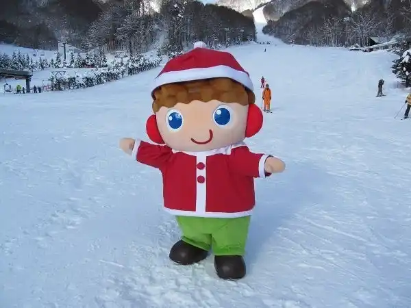 【株式会社尾瀬岩鞍リゾート】 今年のクリスマスイブは…ゲレンデを“サンタだらけ”にしよう！