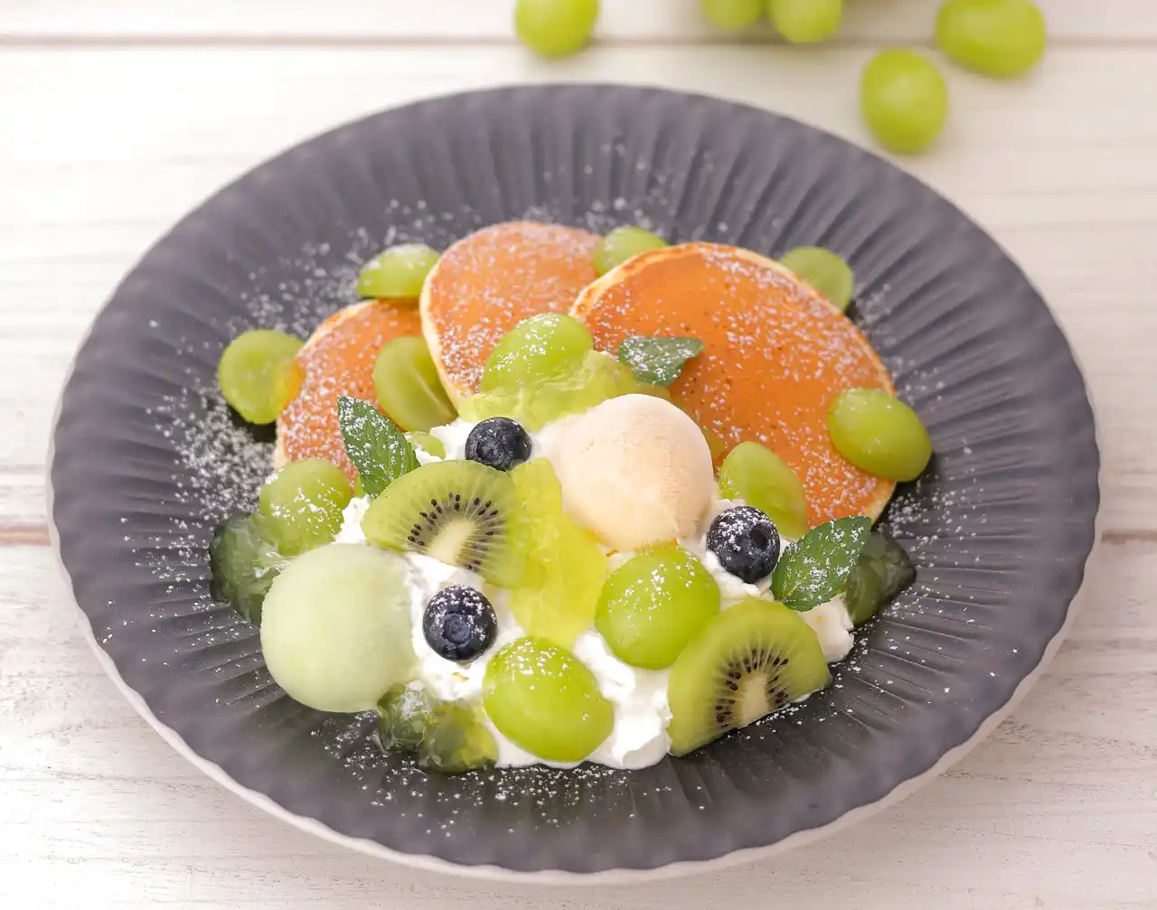 ～女王のパンケーキ～上品な香りのシャインマスカット、食感が楽しいキウイ、甘酸っぱいブルーベリーなどフレッシュフルーツがたっぷり。シャインマスカットのジュレが入ったドリンクも！