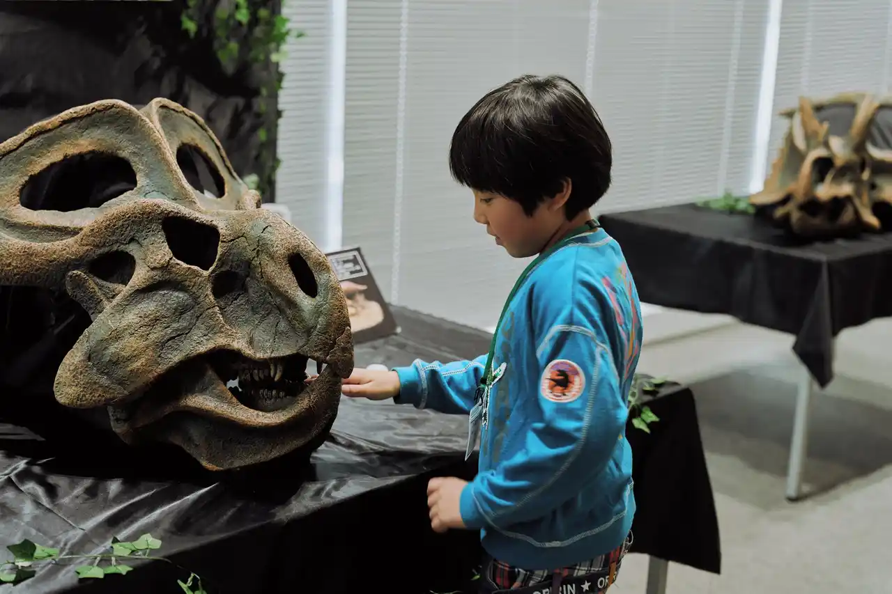 【本物の恐竜化石がやってきた】学研の科学「ぶんだ祭2025」開催！　真鍋 真先生の博物館ツアーや大実験ショーに大興奮！