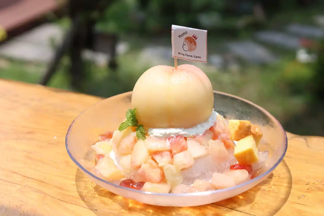 まるごと１玉の桃がどーん！たっぷり３玉分使用した贅沢かき氷「もももももものかき氷」7/18より販売【KingFarmCafe】