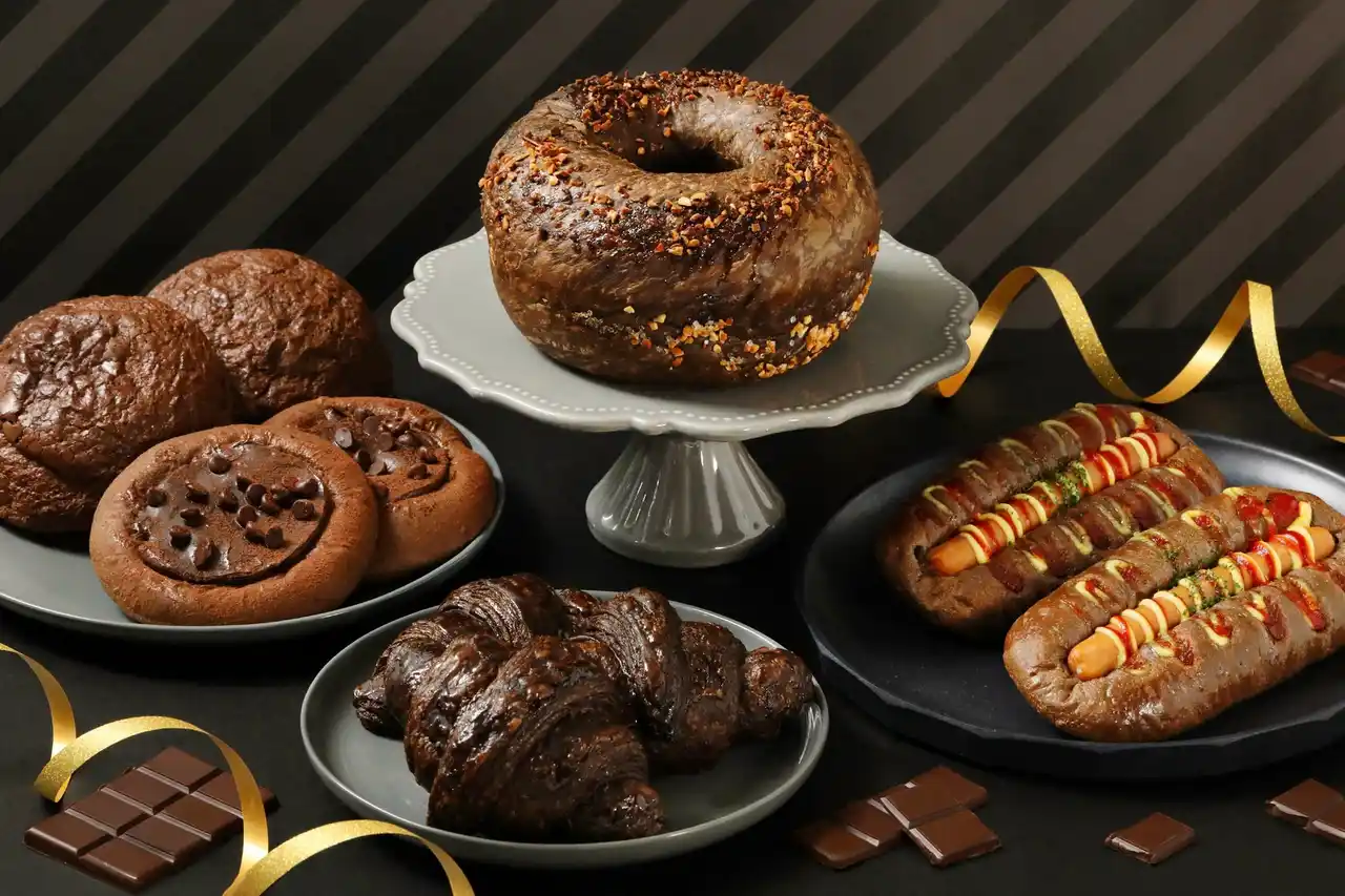 【ブラックフライデー新商品】「ハートブレッドアンティーク」より“まっくろ”すぎるパンが新登場！甘じょっぱい味わいを楽しめる『ブラックウインナーパン』やクロワッサン、メロンパンなど期間限定で新発売！