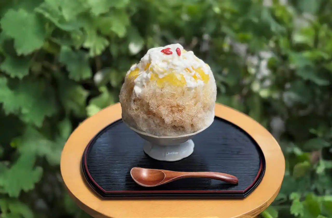 【(株)フェイスネットワーク】 日本茶カフェ「八屋」オリジナルかき氷第４弾は、夏の暑さを忘れさせるさっぱりとした味わいの『烏龍茶と杏仁パインのかき氷』！　～シャキシャキ、ザクザク、もちもちの3つの異なる食感が楽しめるかき氷～