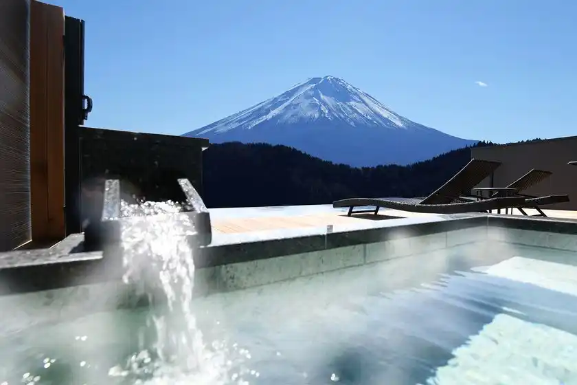 【1周年記念】天空の温泉ヴィラ紬 河口湖8月のご予約限定で山梨県産ハーフワインをプレゼント！贅沢な非日常空間をご堪能ください