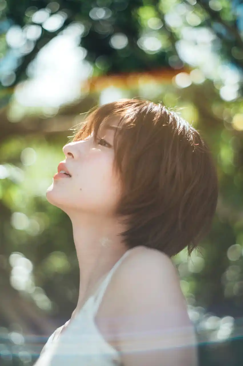 【株式会社　宝島社】 【俳優・モデル　岡崎紗絵】新しい魅力が満載の写真集 9/16（火）発売