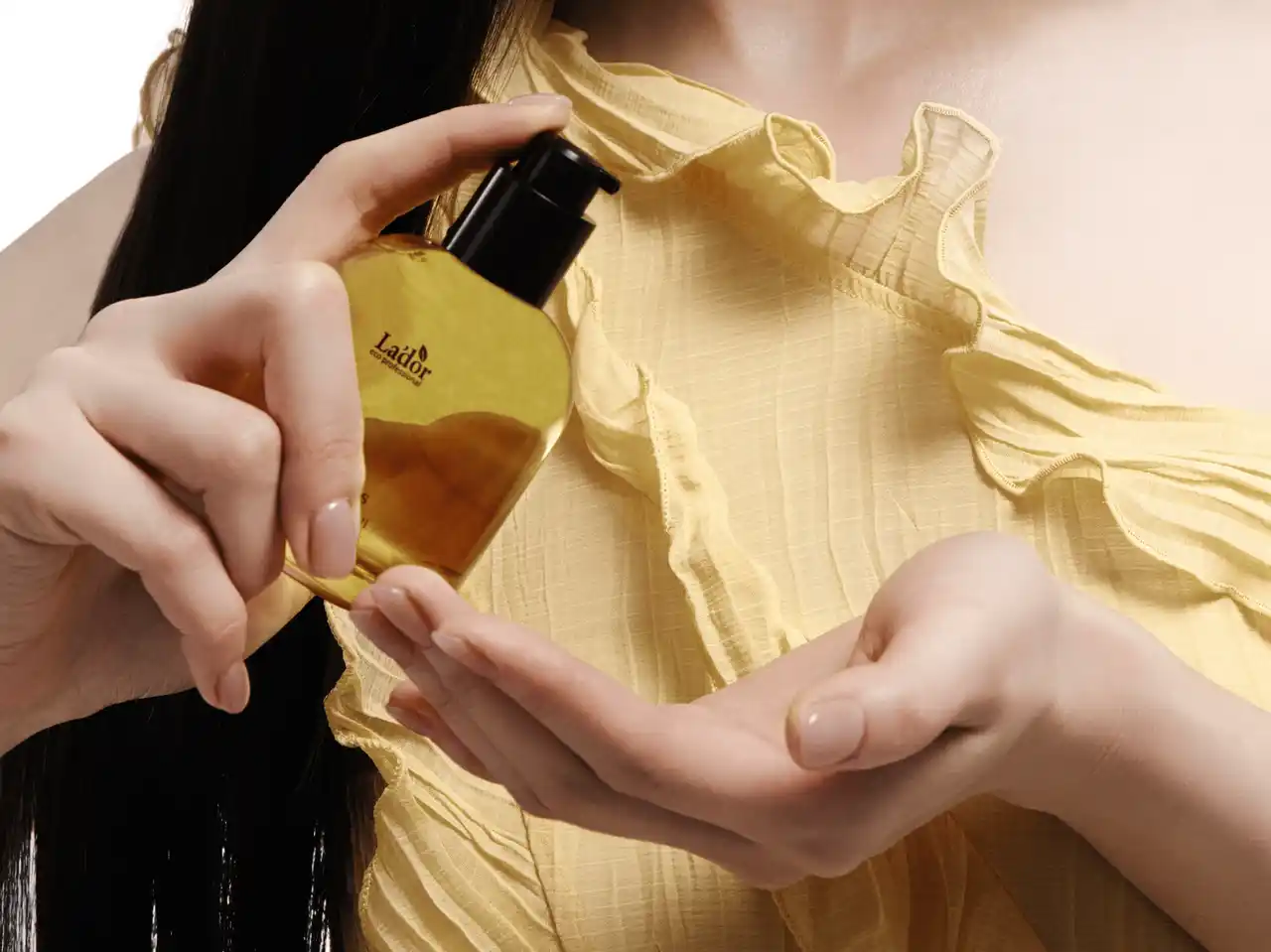 【株式会社トリクル】 【LADOR】ベタつかず、指通りなめらか。ふわっと香りが続くヘアオイル。長い夏の髪ストレスに、“髪に塗る香水”という選択を。