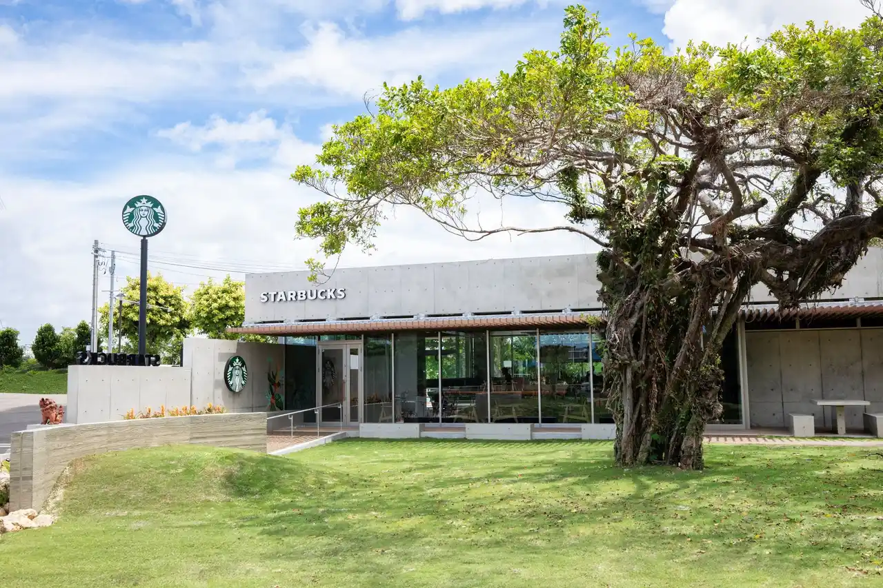 【スターバックスコーヒージャパン株式会社】 沖縄の豊かな自然と共存する県内初の公園内店舗を漫湖公園鏡原側に出店那覇市、地元企業と連携し、地域の集いの場を「スターバックス コーヒー 那覇鏡原店」　2025年9月1日オープン