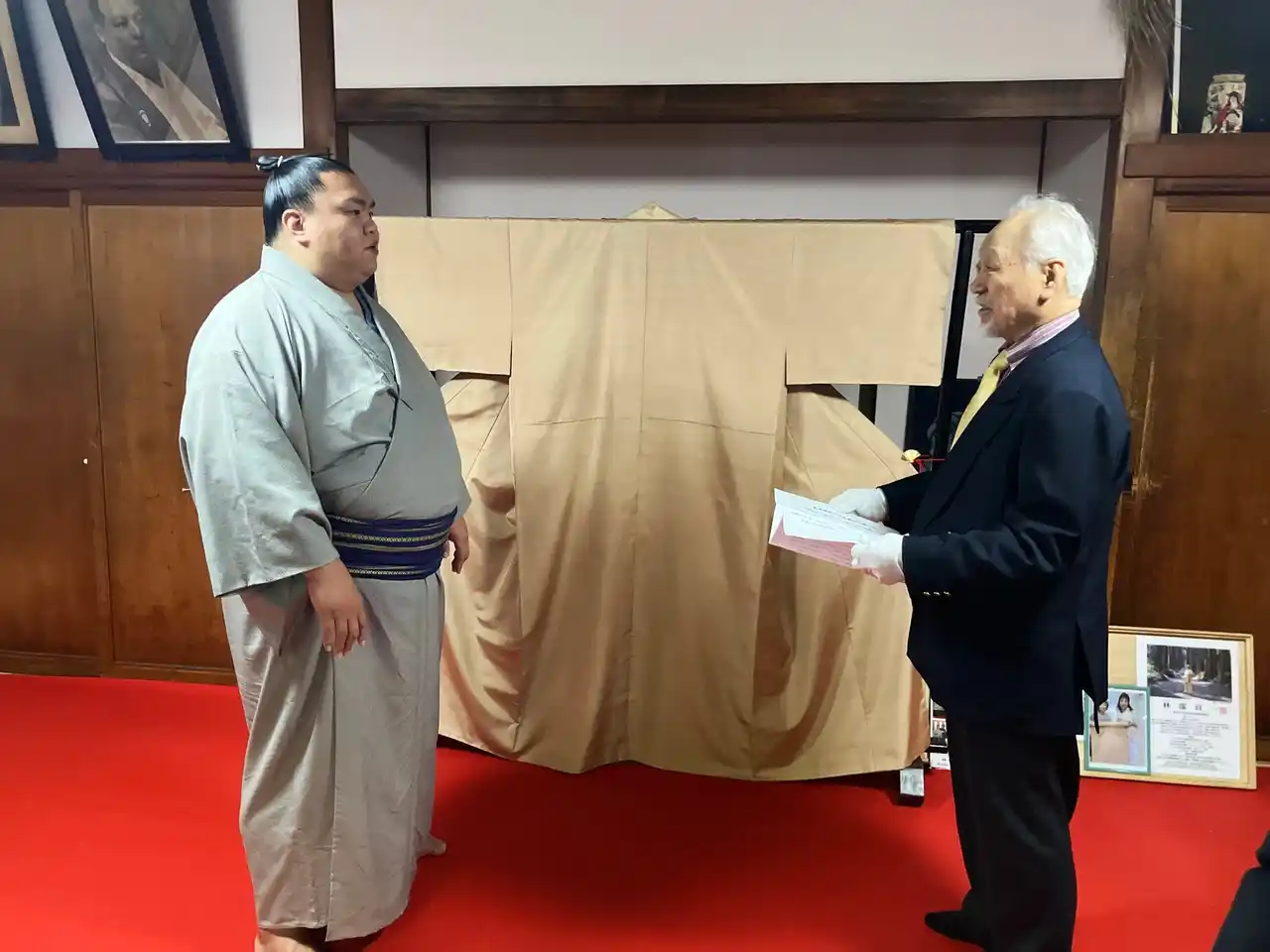 【株式会社たちばな】 御嶽海関へ特別制作の着物を贈呈