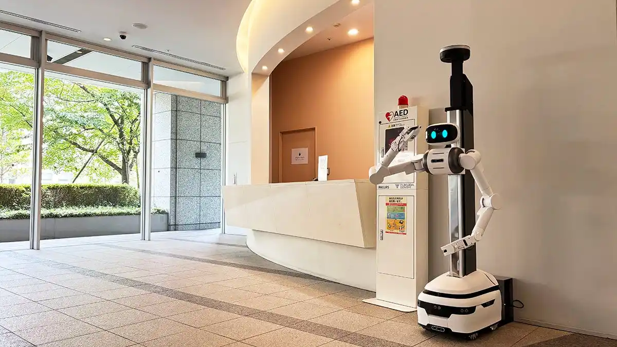 【ｕｇｏ株式会社】 賃貸マンションで警備とホスピタリティを両立乾汽船株式会社、プラザタワー勝どきに警備ロボット「ugo Pro」を導入