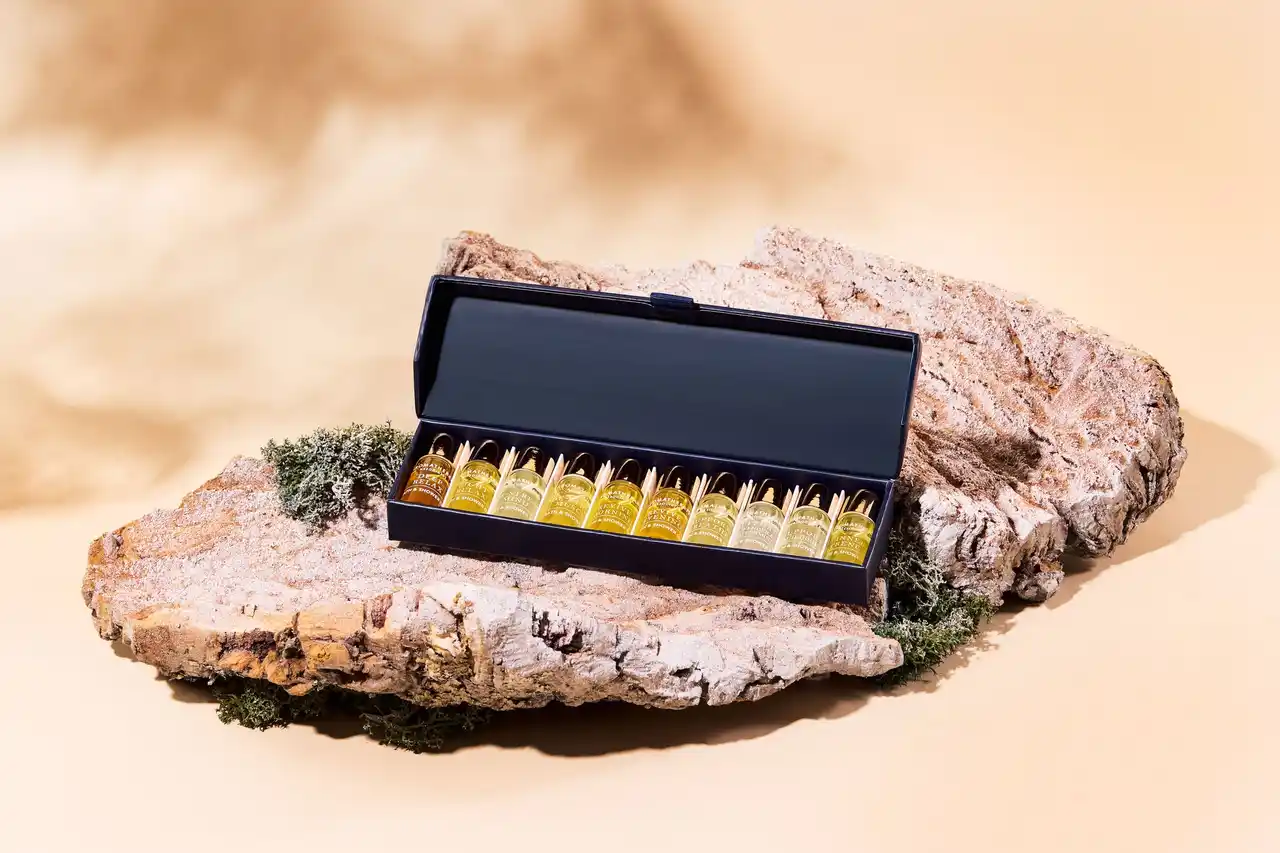 アロマセラピーアソシエイツを代表する隠れた名品、香りを“選ぶ楽しさ”を詰め込んだ「ミニチュア バスオイルコレクション N」が支持され続ける理由
