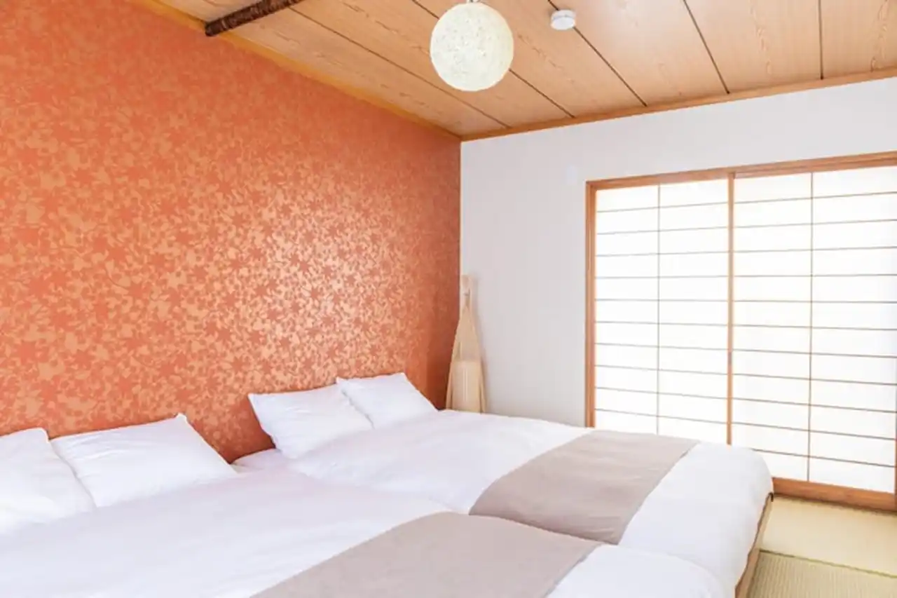 【昭和西川】の「MuAtsu（ムアツ）マットレス」としわになりにくいカバーリング「TumbDry(R)（タンブドライ）」、東京・西新井の一棟貸切宿泊施設『ANIME-2』に導入