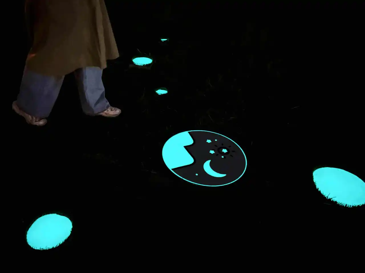 暗闇をデザインする ― 蓄光による演出で、照らさずに導く公共デザイン。東京の河川敷で『夜と共存する』空間が誕生