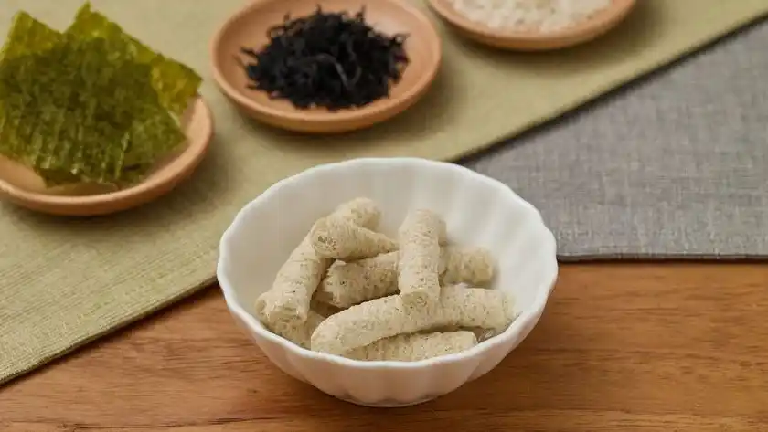 お米本来の甘みと優しい風味を活かしたサクサク食感のおせんべい