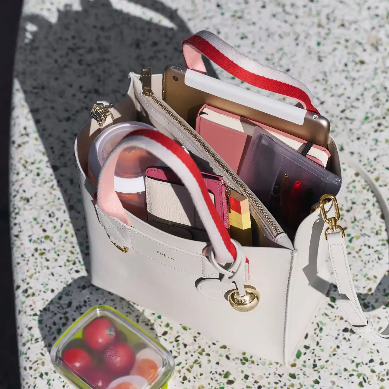 【フルラ ジャパン株式会社】 フルラから2026年春夏コレクションの新作バッグ「フルラ ディバイド イット」 が登場