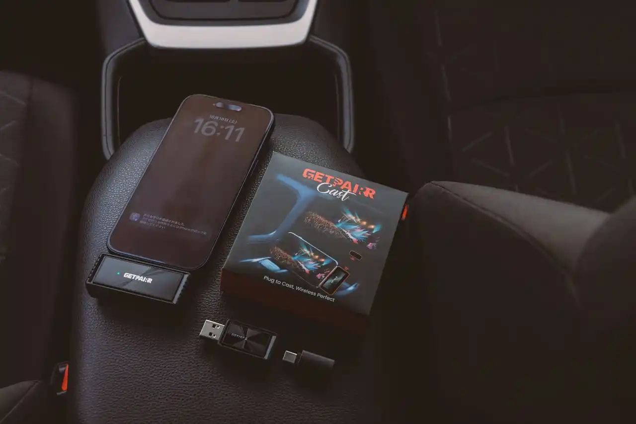 出発前はもっとスムーズに、待ち時間はもっと自由に。Wireless CarPlayとワイヤレス画面投影を1台にした GetPairr Mirror Cast、24%OFF＋クーポン併用で1万円台に