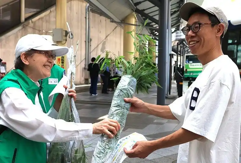 【高槻市】 七夕を前にJR高槻駅前で間伐材のササを無料配布