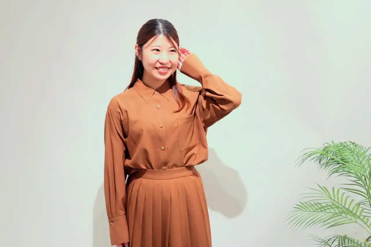 【青山商事】 秋服と夏服のミックス「暑くても季節感ある服を着たい！」に応えた “涼しい秋服”ブラウスセットアップが洋服の青山から登場