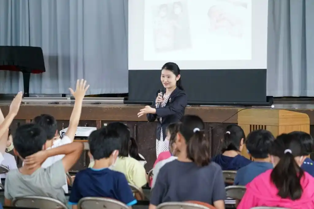 「一度失いかけた命だから、伝えられることがある」。白血病・不登校・うつを乗り越えた現役助産師が、小学5年生に贈る「命の授業」