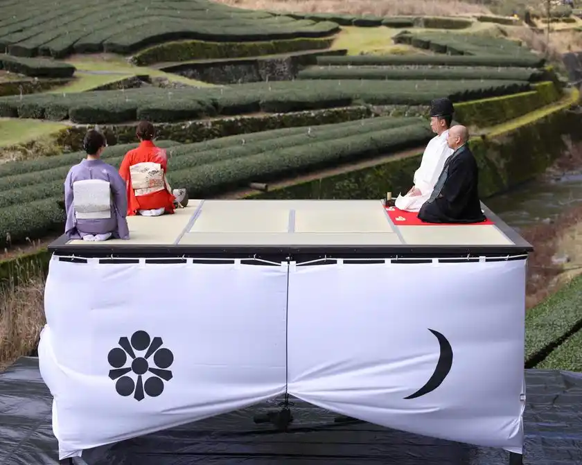 信國製茶(相良村)さんの茶畑にて。久米熊野座神社・椎葉社宮司(奥)と、南光院・渕田雲渓住職