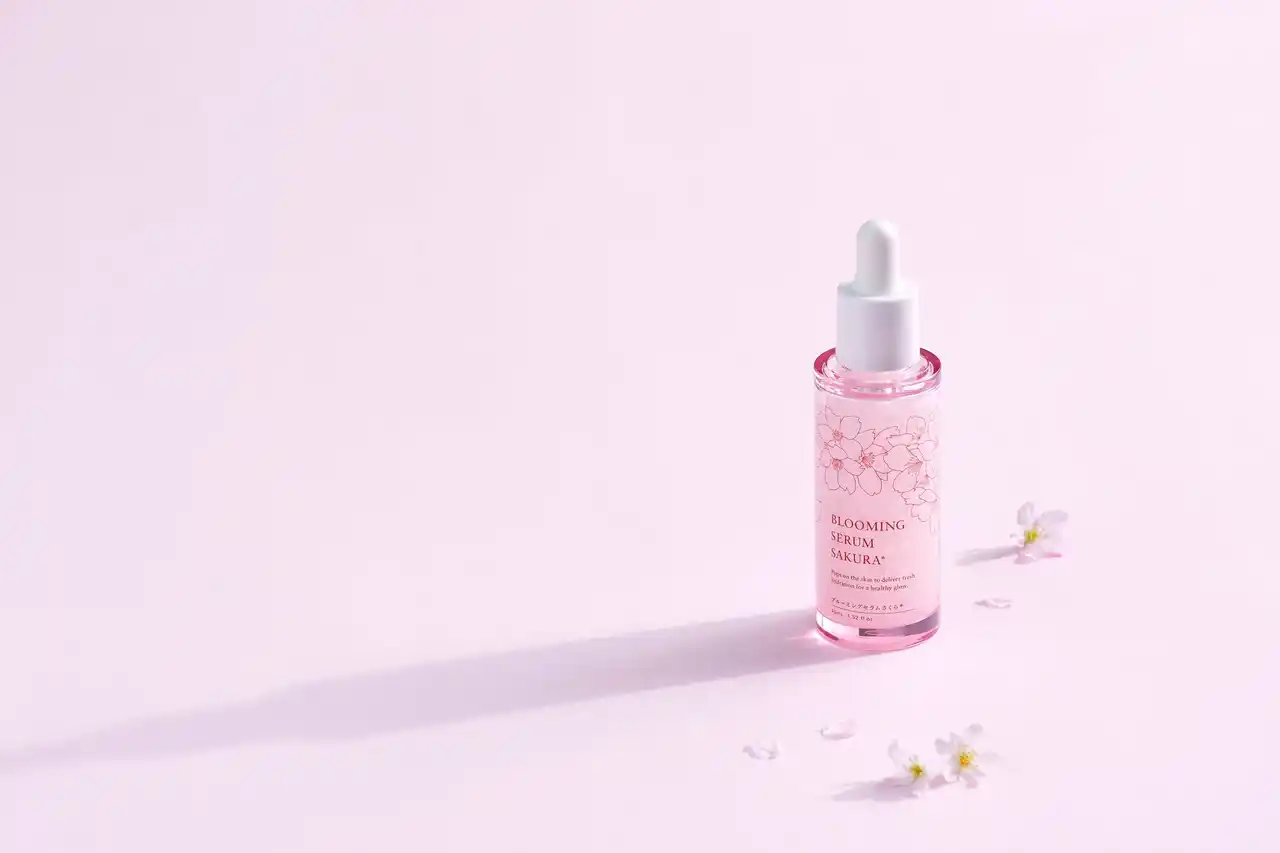 【さくらの生命力に着目】高純度グルタチオン×椎葉村産を含むさくら由来エキス配合美容液で、凛と美しく咲き誇る、ハリと透明感に満ちた肌へ。