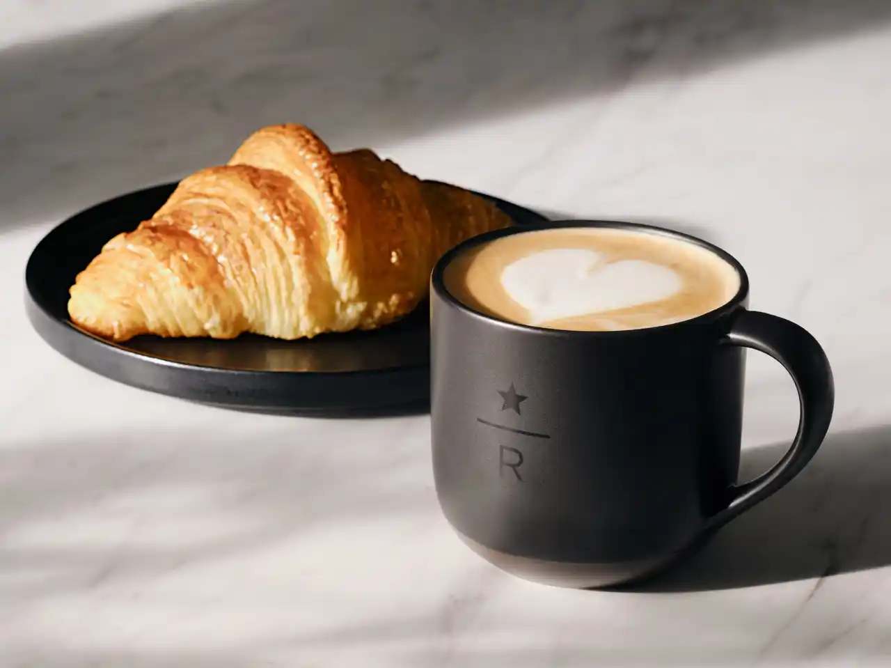 【スターバックスコーヒージャパン株式会社】 新しいスターバックスはラテとコルネッティでコーヒーの楽しみ方をどこまでも広げる“カフェベーカリー”『スターバックス リザーブ(R) カフェ 新宿マルイ本館2階店』が9月1日(月)にオープン