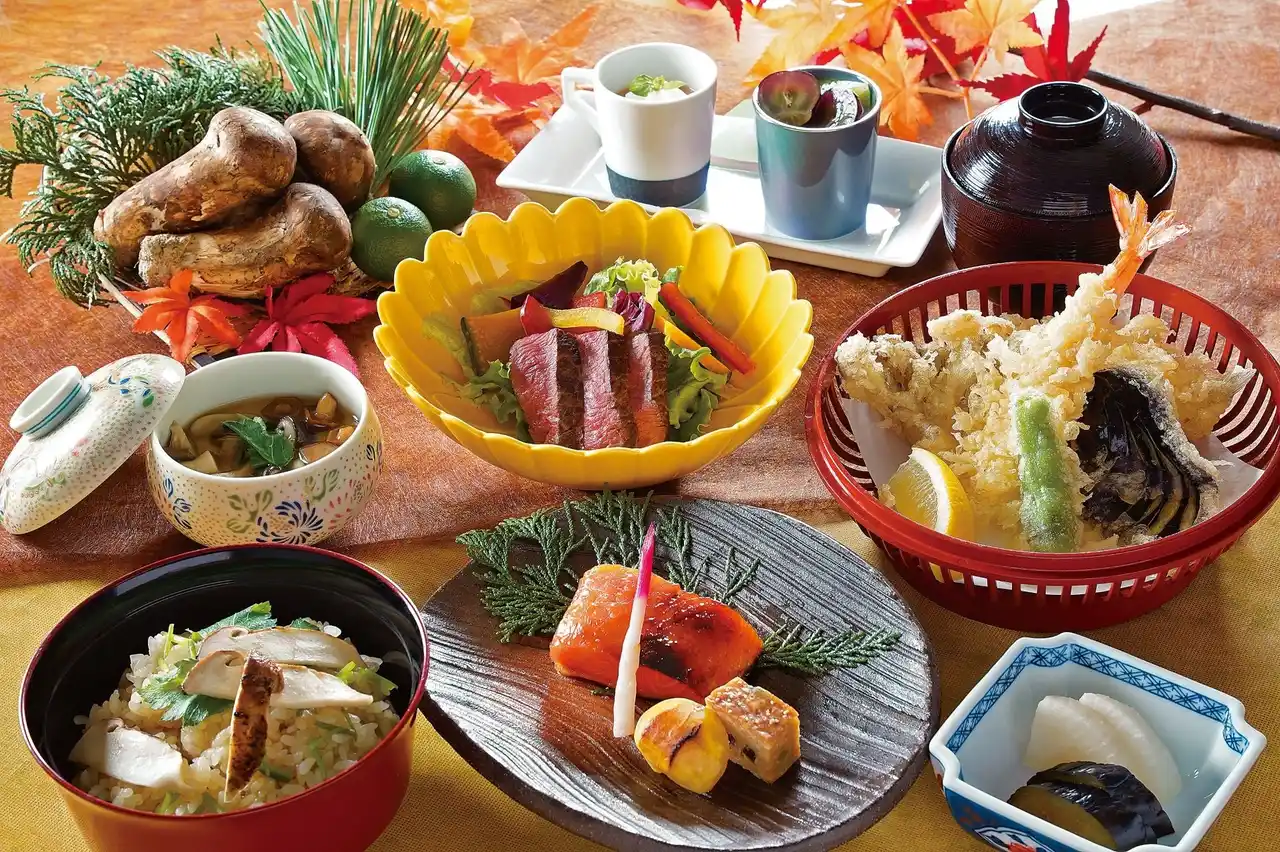 【明治記念館】“《10月31日（金）迄》平日・ランチ限定で秋の味覚を堪能できる贅沢な御膳”　オンライン予約に限り食後のコーヒーをサービスする館内レストラン「羽衣」のお得なランチをお愉しみください