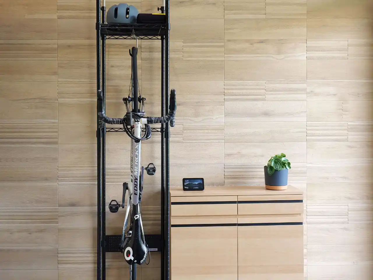 【ビーズ株式会社】 「地震に強い収納」を、もっと気軽に。省スペースで自転車を保管できる、8点支持の突っ張りラック「バイシクルハンガー2（DDS630-BK）」が新価格へ